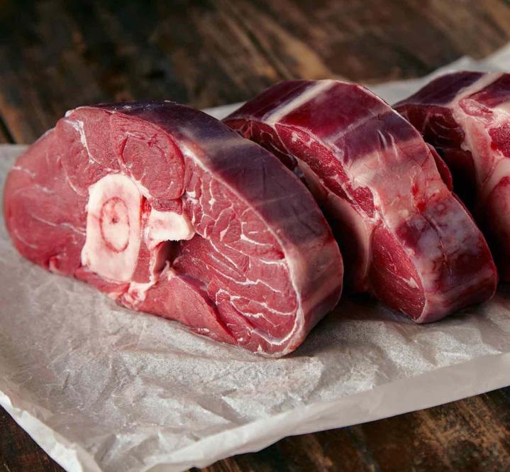 Vente d’une variété de colis de viandes.